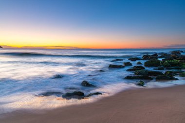 Central Coast, NSW, Avustralya 'daki Killcare Sahili' nde açık gökyüzü ile gün doğumu denizi..