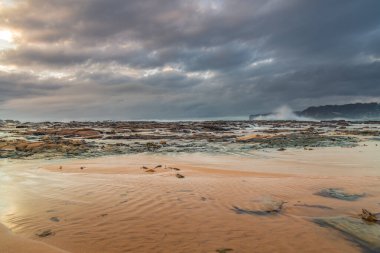 Central Coast, NSW, Avustralya 'daki Kuzey Avoca Sahili' nden Sunrise Seascape bulutları.