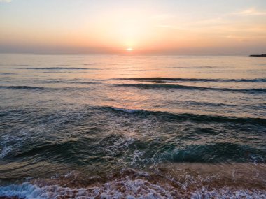 Orta Sahildeki Avoca Sahili 'nde, NSW, Avustralya' da yumuşak ve soluk hava gündoğumu.