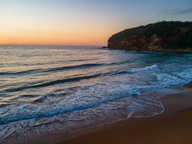 Central Coast, NSW, Avustralya 'daki MacMasters Sahili' nde güneş doğuyor..