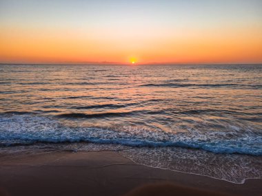 Central Coast, NSW, Avustralya 'daki MacMasters Sahili' nde güneş doğuyor..