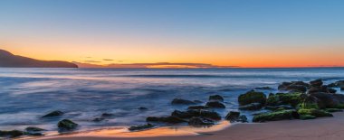 Central Coast, NSW, Avustralya 'daki Killcare Sahili' nde açık gökyüzü ile gün doğumu denizi..