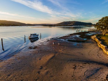 Orta Sahildeki Woy Woy rıhtımında sabah erken saatlerde hafif bulutlu hava manzarası, NSW, Avustralya.