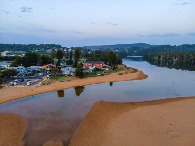 Avoca Lagoon Avoca Sahili, NSW, Avustralya - 22 Kasım 2020: Avoca Sahili 'ndeki Avoca Sahili' nde yumuşak ve soluk hava gündoğumu, NSW, Avustralya.