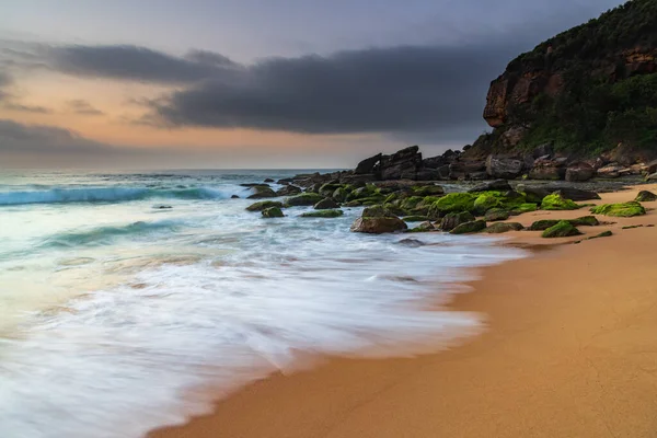 澳大利亚新南威尔士州中央海岸的Killcare海滩 日出海景带着薄雾和软云 — 图库照片