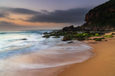 Central Coast, NSW, Avustralya 'daki Killcare Sahili' nde puslu ve yumuşak bulutlu gün doğumu deniz manzarası.