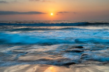 Central Coast, NSW, Avustralya 'daki Killcare Sahili' nde puslu ve yumuşak bulutlu gün doğumu deniz manzarası.