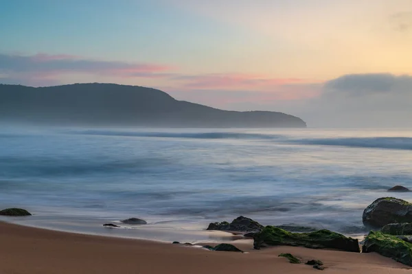 澳大利亚新南威尔士州中央海岸的Killcare海滩 日出海景带着薄雾和软云 — 图库照片