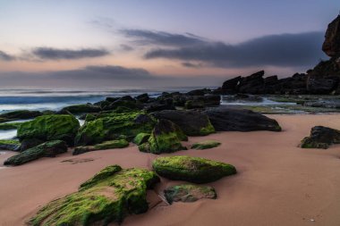 Central Coast, NSW, Avustralya 'daki Killcare Sahili' nde puslu ve yumuşak bulutlu gün doğumu deniz manzarası.