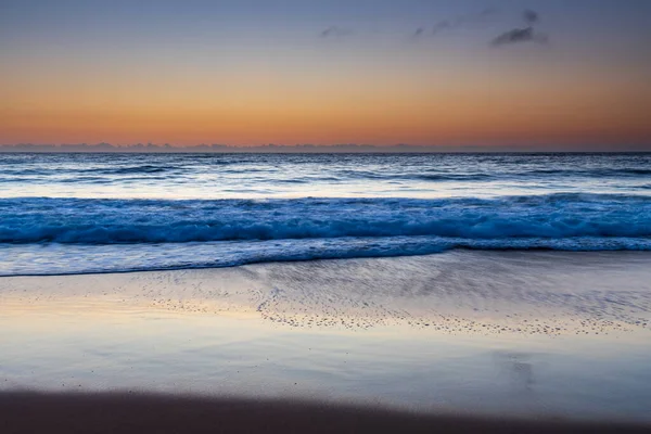 オーストラリア ニューサウスウェールズ州中央海岸のMacmasters Beachの海辺での日の出 — ストック写真