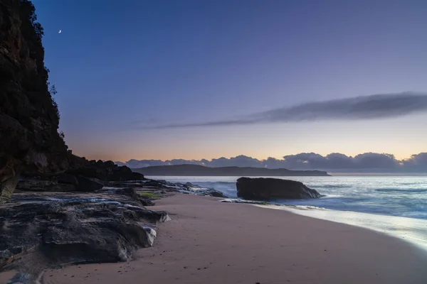 オーストラリア ニューサウスウェールズ州中央海岸のノースパールビーチからの低雲の銀行と日の出の海 — ストック写真