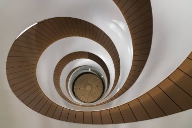 Avustralya yapımı çift sarmallı merdiven UTS Central 'daki 4. ve 7. seviyeleri birbirine bağlıyor. Sydney Teknoloji Üniversitesi' nin 2. binası. Çift şeritli spiral dizayn mimarlar FJMT 'den gelmektedir ve ilham vericidir.