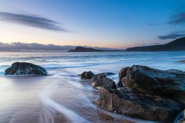 Kuzey Pearl Sahili, NSW, Avustralya 'dan alçak bulut kütleli gündoğumu deniz manzarası.