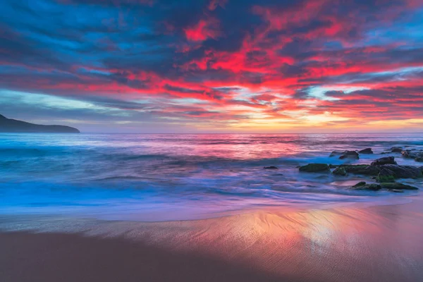 Nuvens Altas Sobre Mar Azul Rosa Laranja Nascer Sol Killcare — Fotografia de Stock