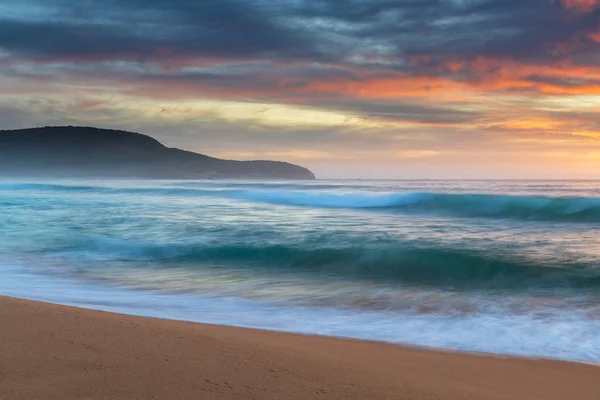 澳大利亚新南威尔士州中部海岸Killcare海滩的海天 粉色和橙色日出 — 图库照片