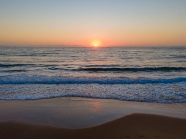Central Coast, NSW, Avustralya 'daki MacMasters Sahili' nde güneş doğuyor..