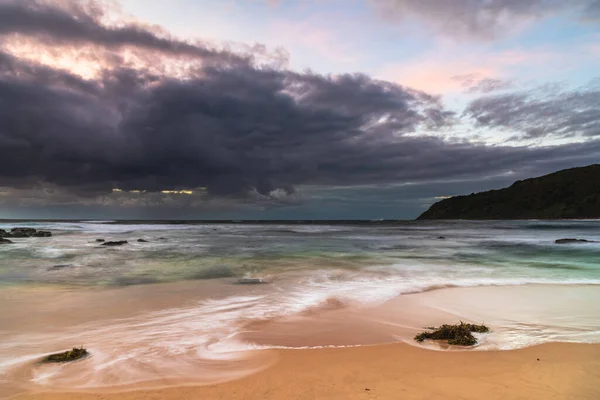 Nuvole Giorno Piovoso Spiaggia Alba Bateau Bay Sulla Costa Centrale — Foto Stock
