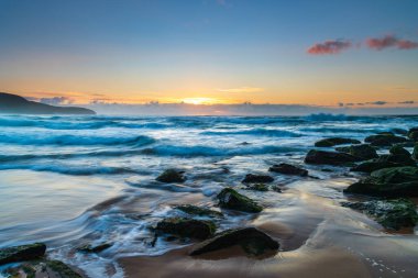 Central Coast, NSW, Avustralya 'daki Killcare Sahili' nde gün doğumu.