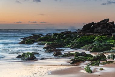 Central Coast, NSW, Avustralya 'daki Killcare Sahili' nde gün doğumu.