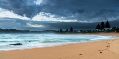 Central Coast, NSW, Avustralya 'daki Kuzey Avoca Sahili' nden Sunrise Seascape bulutları.