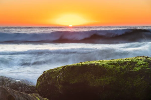 Słońce Wschodzące Horyzoncie Krajobraz Morski Zielonymi Skałami Meczetowymi Pierwszym Planie — Zdjęcie stockowe