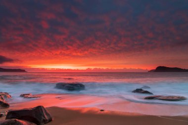 Central Coast, NSW, Avustralya 'daki Kuzey Pearl Sahili' nden yükselen bulutlu renkli gündoğumu deniz manzarası..