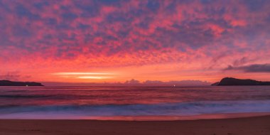 Central Coast, NSW, Avustralya 'daki Kuzey Pearl Sahili' nden yükselen bulutlu renkli gündoğumu deniz manzarası..