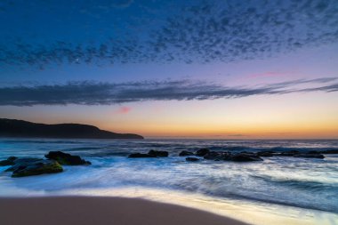 Denizin üzerinde yüksek bulutlar, Killcare Sahili 'nden güzel bir gündoğumu deniz manzarası Orta Sahili, NSW, Avustralya.