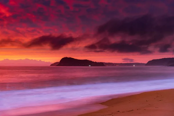 Colourful Sunrise Seascape High Cloud Filled Sky North Pearl Beach — Stock Photo, Image