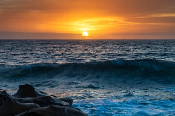 中央海岸 ニューサウスウェールズ州 オーストラリアの北アボカビーチに高い雲と波状の岩のプラットフォームを持つカラフルな日の出の海 — ストック写真
