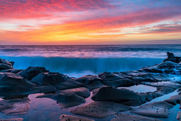 Colourful Sunrise Seascape High Cloud Tessellated Rock Platform North Avoca — Stock Photo, Image