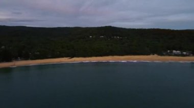 Central Coast, NSW, Avustralya 'daki Pearl Beach' ten yükselen bulutlu gündoğumu deniz manzaralı gökyüzü.