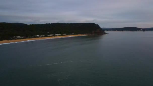 中央海岸 ニューサウスウェールズ州 オーストラリアのパールビーチからの高い雲に満ちた空を望む日の出の海の航空写真 — ストック動画