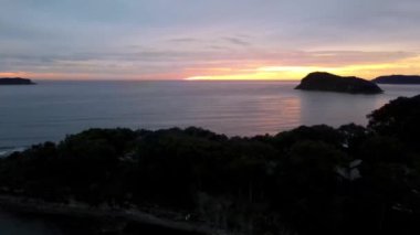 Central Coast, NSW, Avustralya 'daki Pearl Beach' ten yükselen bulutlu gündoğumu deniz manzaralı gökyüzü.