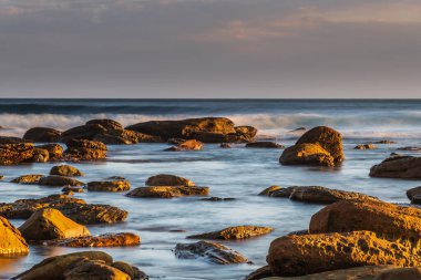 Central Coast, NSW, Avustralya 'da Copacabana' da deniz kenarında gün batımı.