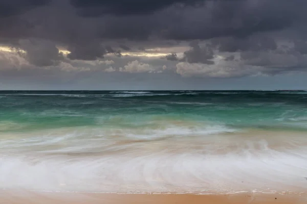 Nubes Día Lluvioso Salida Del Sol Playa Bateau Bay Costa — Foto de Stock