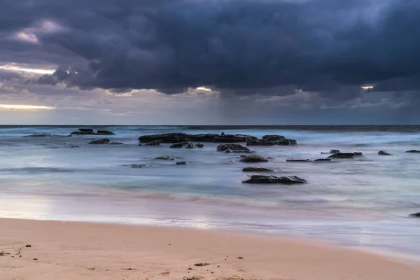 中央海岸のバトー湾での雲と雨の日のビーチ日の出 ニューサウスウェールズ州 オーストラリア — ストック写真