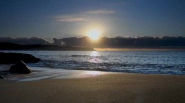 Sahilde güneş doğuyor. Pearl Beach, NSW, Avustralya 'da çekildi..