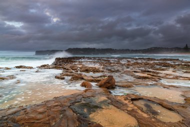 Central Coast, NSW, Avustralya 'daki Kuzey Avoca Sahili' nden Sunrise Seascape bulutları.