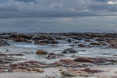 Central Coast, NSW, Avustralya 'daki Kuzey Avoca Sahili' nden Sunrise Seascape bulutları.