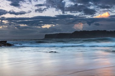 Central Coast, NSW, Avustralya 'daki Kuzey Avoca Sahili' nden Sunrise Seascape bulutları.