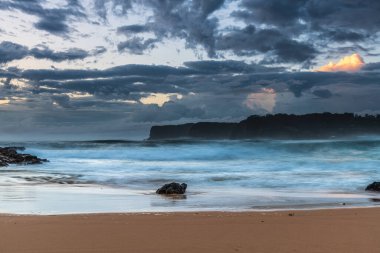 Central Coast, NSW, Avustralya 'daki Kuzey Avoca Sahili' nden Sunrise Seascape bulutları.