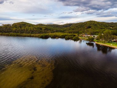 Avustralya, NSW 'nin merkez kıyısındaki Yattalunga' da bulutlu günbatımı manzarası.
