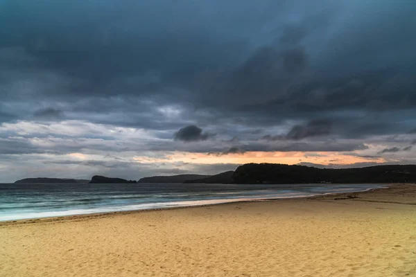 Bulutlu Gri Deniz Burnu Ocean Beach Gündoğumu Merkezi Sahilde Umina — Stok fotoğraf