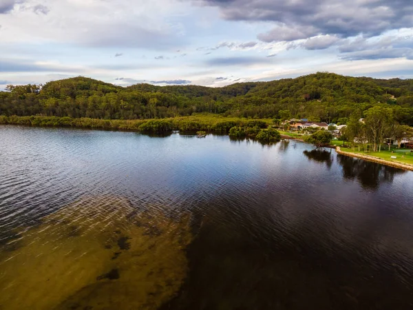 Avustralya, NSW 'nin merkez kıyısındaki Yattalunga' da bulutlu günbatımı manzarası.