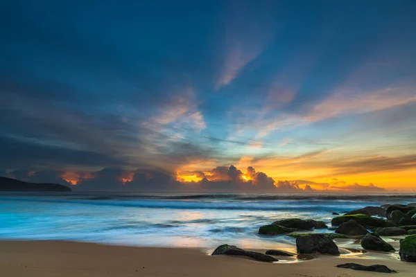 Nuvens Altas Pairam Sobre Banco Nuvens Horizonte Raios Sol Raiam — Fotografia de Stock