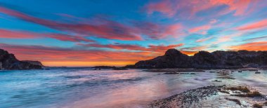 Gerilla Körfezi Gündoğumu Deniz Burnu Avustralya 'nın doğu kıyısındaki en eski kaya oluşumlarından biridir. Avustralya, NSW 'nin güney kıyısında çekildi..