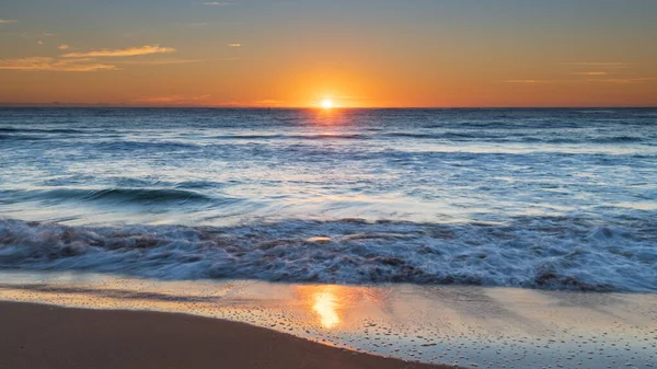 オーストラリア ニューサウスウェールズ州の南海岸にあるMalua Bayでの薄雲の日の出の海 — ストック写真