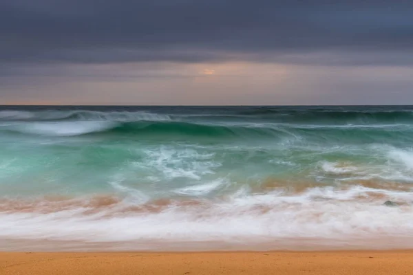 雲に覆われた曇りの日の出の海 中央海岸のキルケアビーチの岩 ニューサウスウェールズ州 オーストラリア — ストック写真