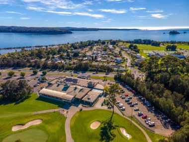 10. vuruştan itibaren Catalina Golf Sahası üzerinde sabah görüşü. Catalina, Güney Sahili, NSW, Avustralya. 11 Ocak 2021 'de çekildi..